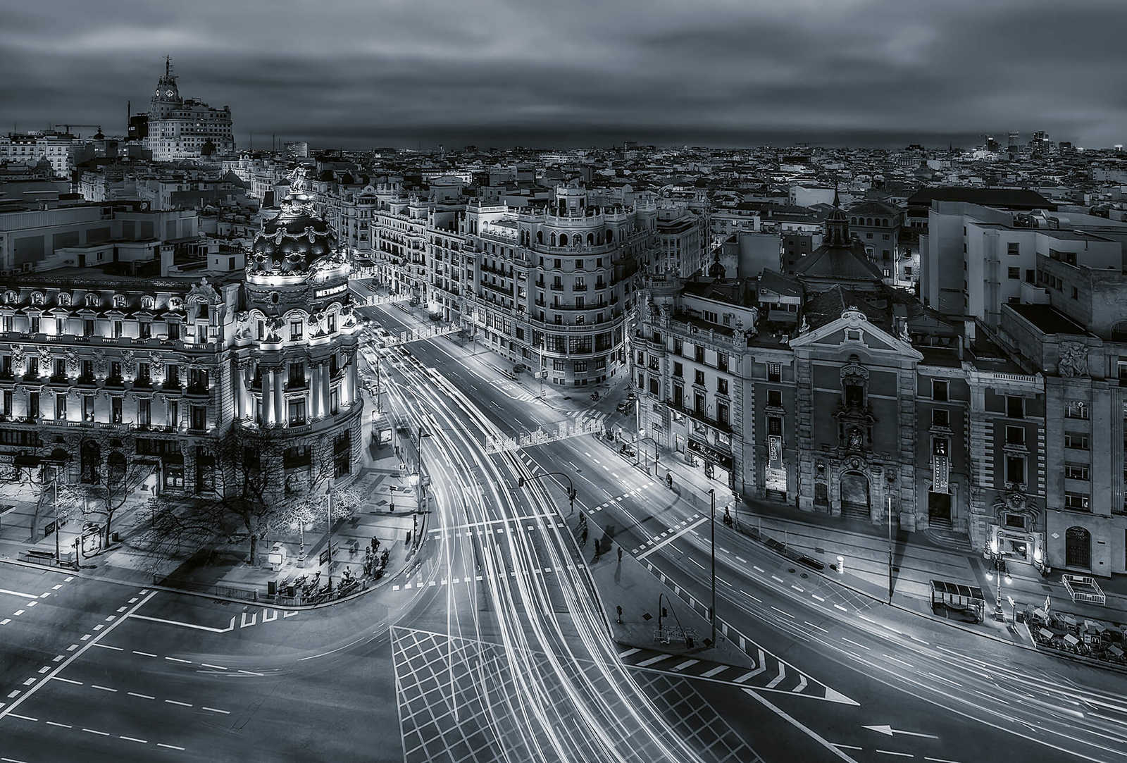 Fotomural Photo wallpaper Madrid city - grey, white, black - DD Motive 2