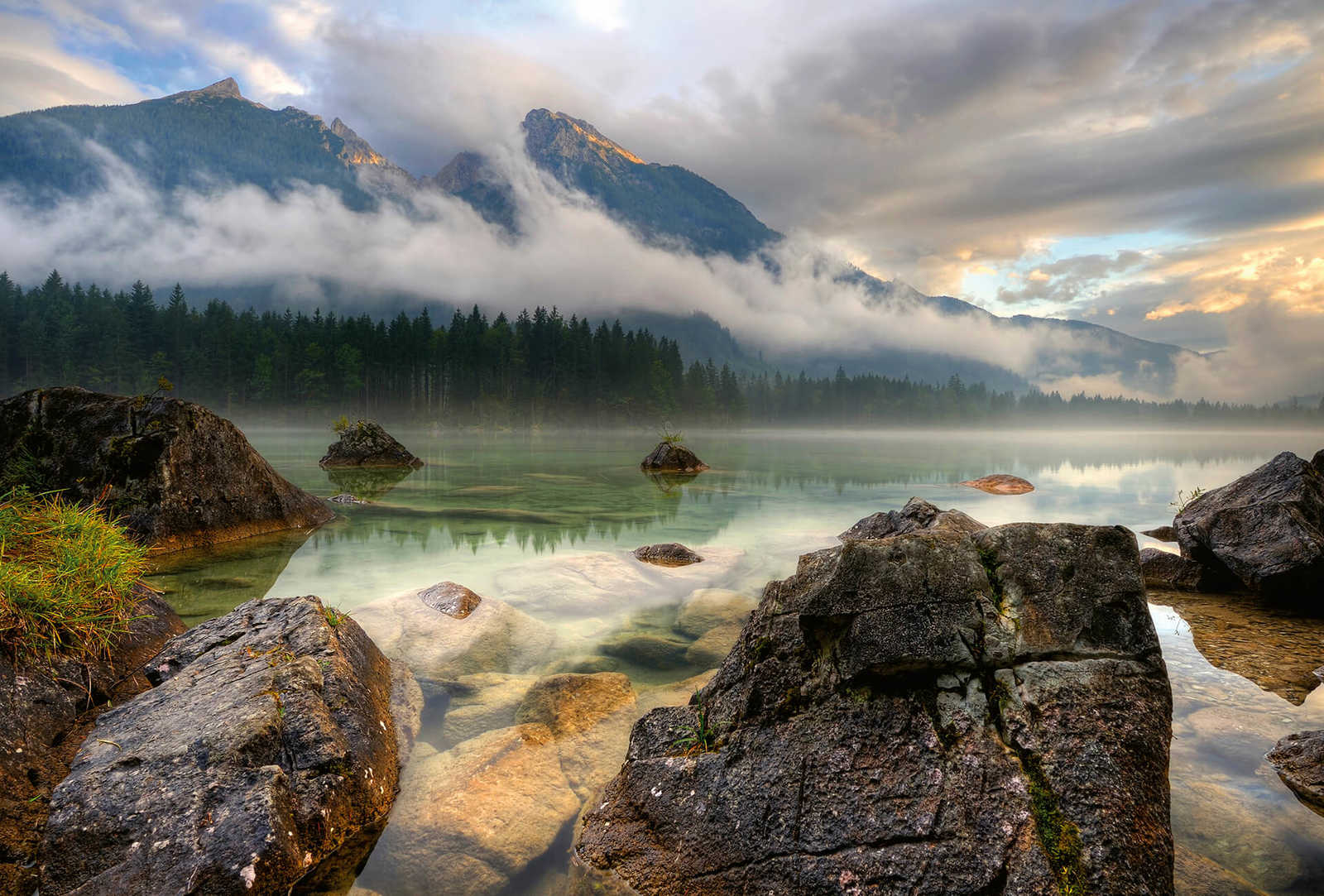 Fotomural Photo wallpaper lake in the mountains - green, grey, blue - DD Motive 2