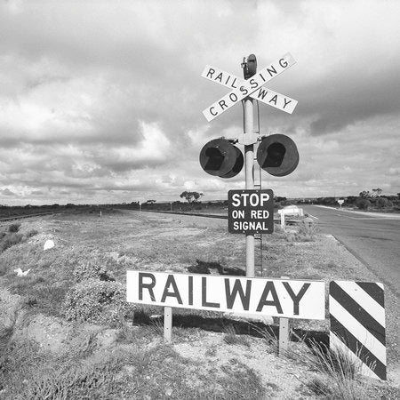 Fotomural Railroad crossing - black and white landscape mural - AP Digital 1