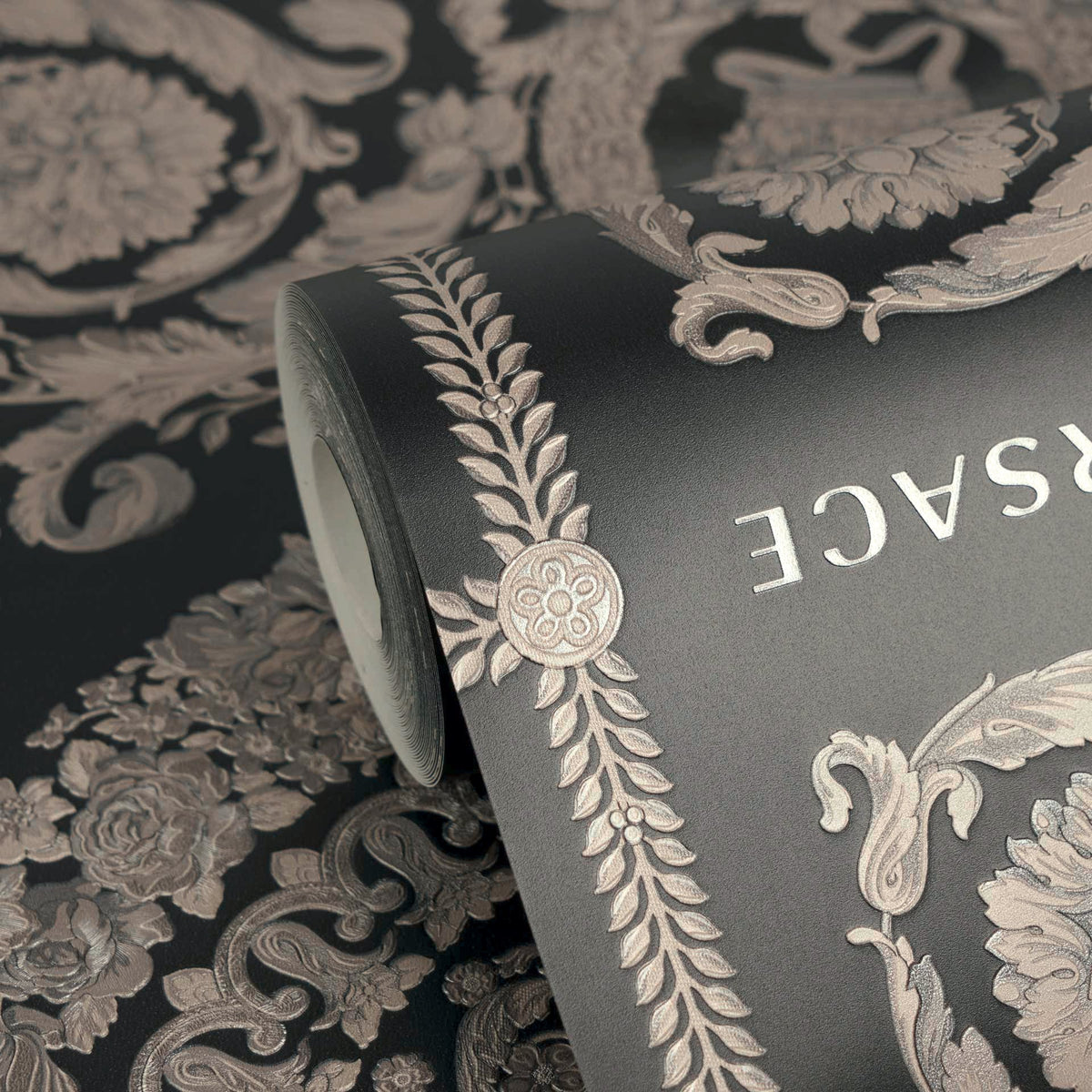 Papel pintado vinílico Versace 6 negro logotipo icónico de Versace - Matex - Imagen 2