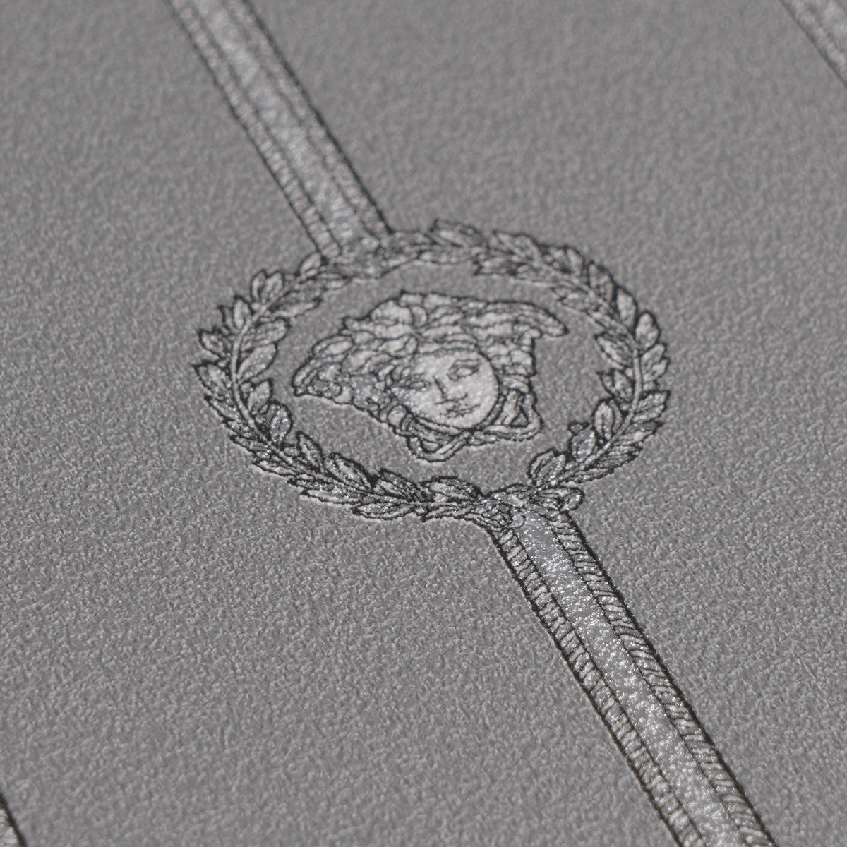 Papel pintado vinílico Versace 6 gris de rayas - Matex - Imagen 4