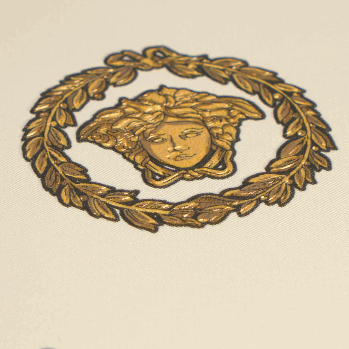 Papel pintado vinílico Versace 6 blanco cabeza de Medusa emblemática - Matex - Imagen 4