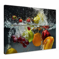 Lienzo pintando fruta fresca en un baño de agua