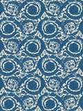 Papel pintado no tejido VERSACE con adornos florales curvados fondo ligeramente brillante liso, muestra con textura - azul, blanco
