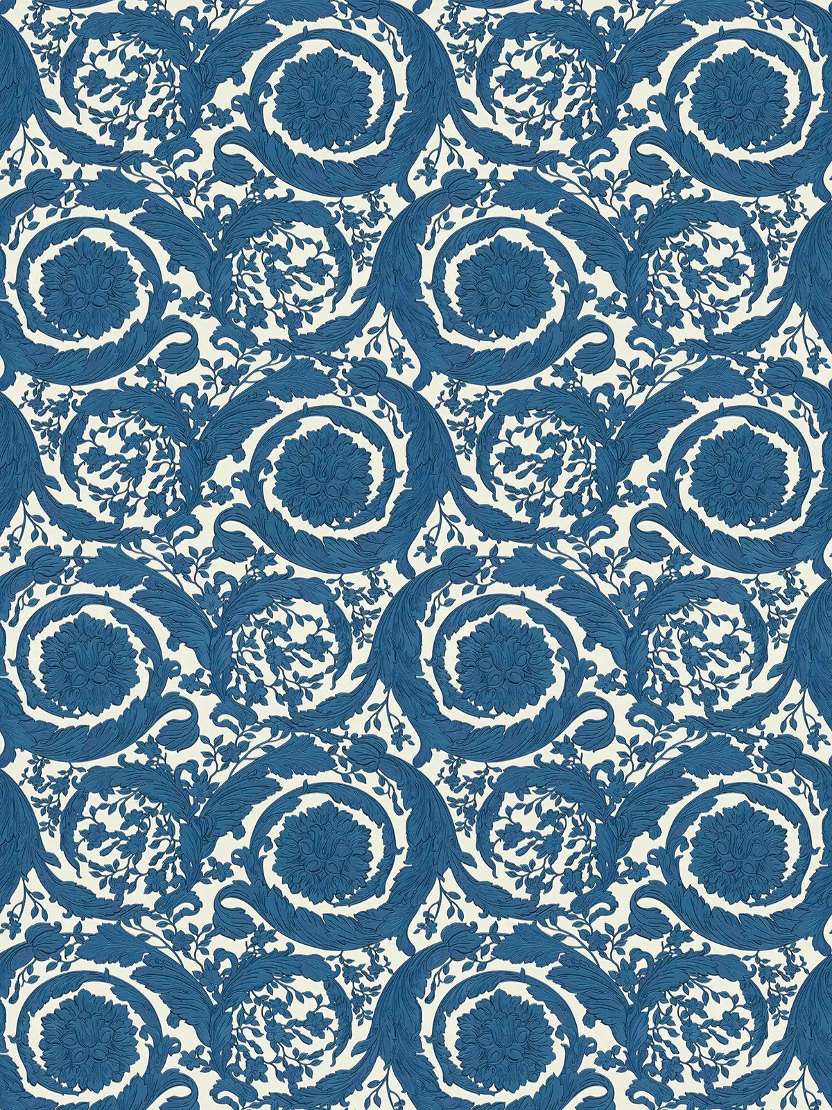 Papel pintado no tejido VERSACE con adornos florales curvados fondo ligeramente brillante liso, muestra con textura - azul, blanco