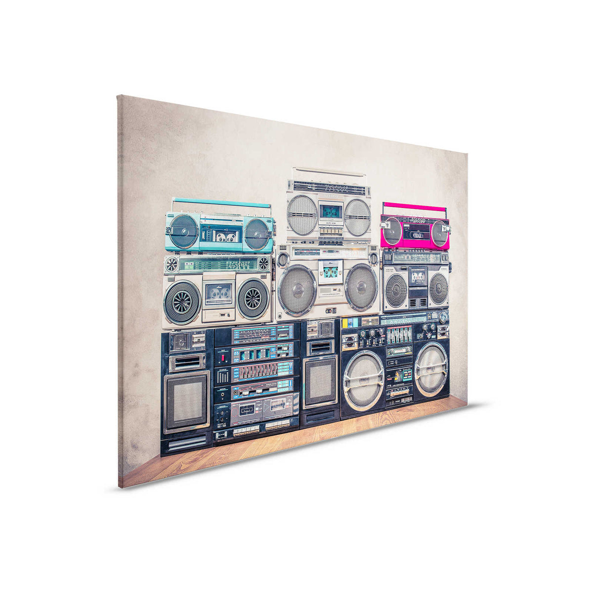Cuadro Radios sobre mesa de madera delante de la pared